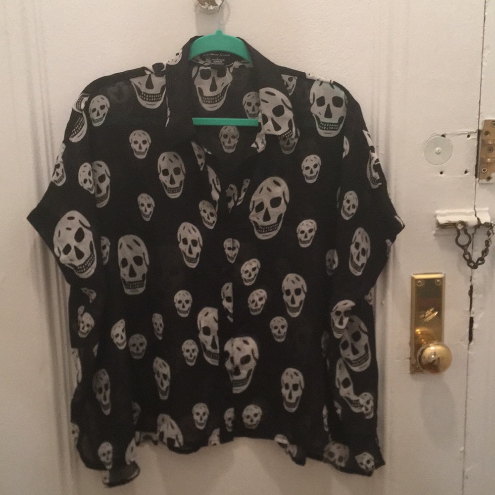 Black shirt with white skulls 💀